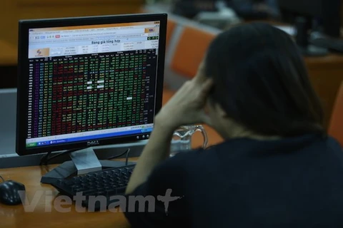VN Index drops to 900 points on December 24