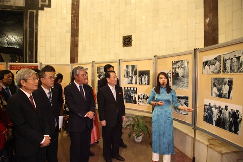 Photo exhibition on Vietnam – DPRK friendship underway in Hanoi