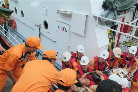 Wounded Philippine sailors brought ashore for treatment 