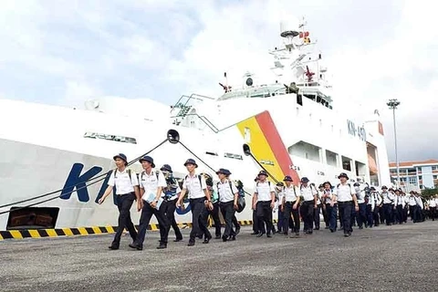 Delegations set sail for Truong Sa archipelago for Tet festival