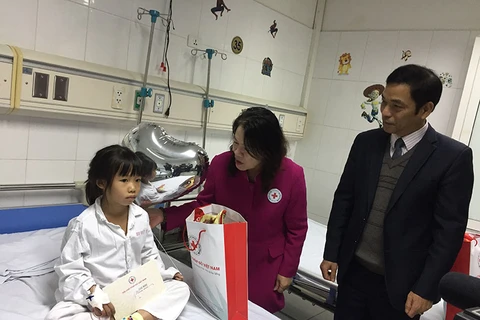Tet gifts offered to impoverished child patients