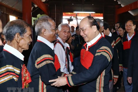 PM presents Tet gifts to disadvantaged ethnic minority people 