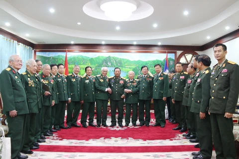 Lao Defence Minister receives former Vietnamese soldiers, experts