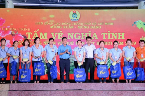 4,000 free coach tickets handed to poor workers in HCM City