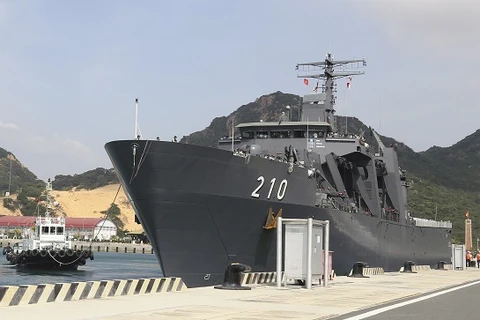 Singaporean naval ship visits Khanh Hoa 