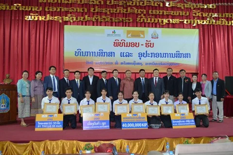 VN-Laos venture presents scholarships to Lao university’s students