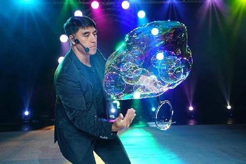 Bubble maestro Fan Yang is back to dazzle Hanoian audience