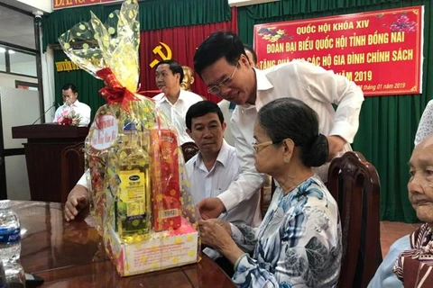 Officials present Tet gifts to social policy beneficiaries 