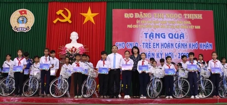 Vice President attends celebration of Party anniversary in Vinh Long 