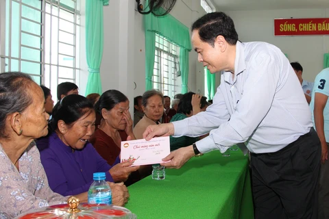 Hau Giang: Gifts presented to help all enjoy happy Tet