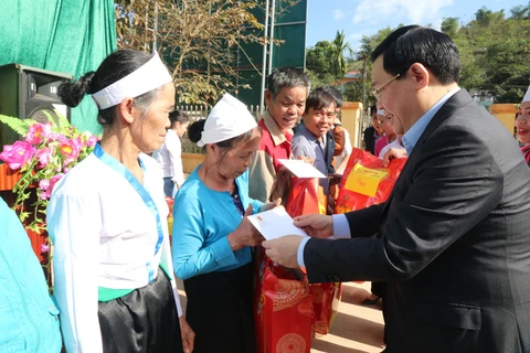 Deputy PM grants Tet gifts to poor households in Hoa Binh