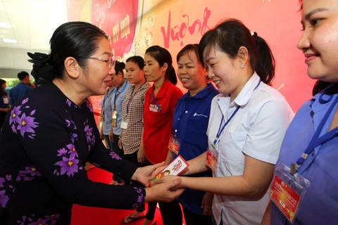HCM City officials join workers in Tet celebration