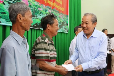 Deputy PM presents Tet gifts to poor households in Dong Thap 