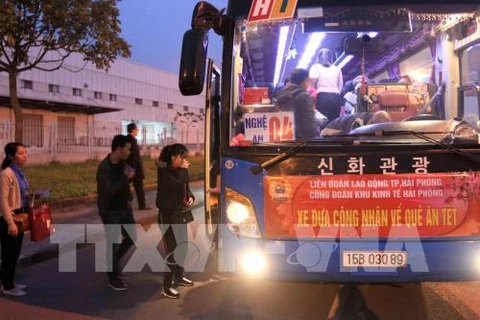 Free rides for workers in Hai Phong, Ha Nam to return home for Tet