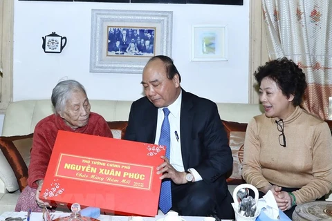 PM Nguyen Xuan Phuc visits former leaders