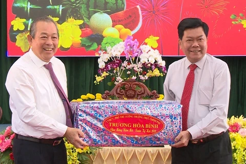 Deputy PM pays Tet visit to Long An province
