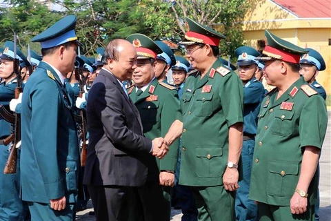 PM inspects combat readiness in Air Force Division 372 ahead of Tet