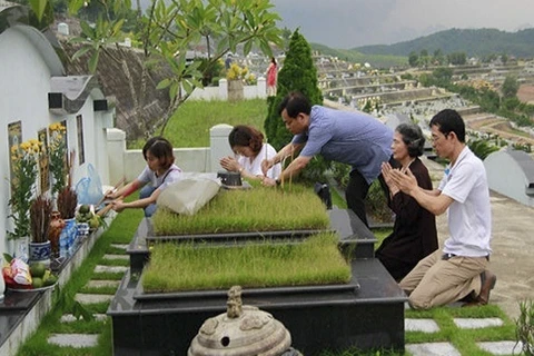 Vietnamese preserve tomb-sweeping tradition