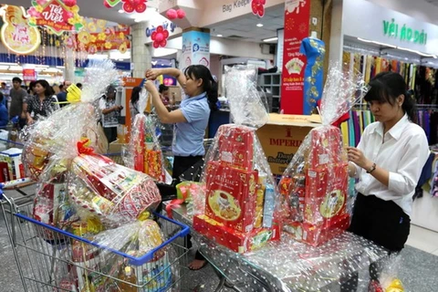 Supermarkets keep stable prices for Tet