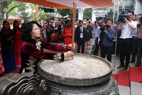 Vice President offers incense in commemoration of Trung Sisters 