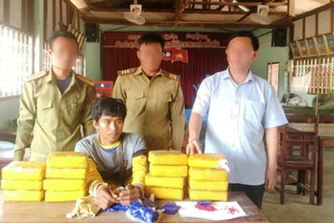 Quang Tri: Lao man arrested for smuggling 94,000 meth pills 
