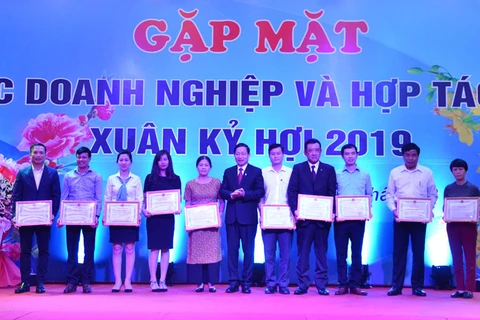 Hoa Binh pledges to remove obstacles facing local firms