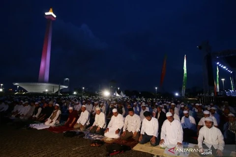 Indonesia: Thousands of Muslims pray for general election
