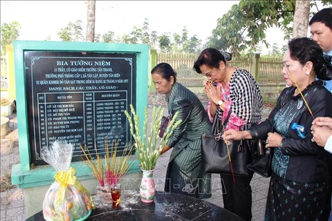 Cambodian women delegation visits Vietnam