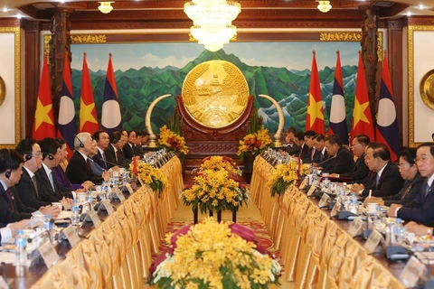 Top leaders of Vietnam and Laos hold talks in Vientiane 
