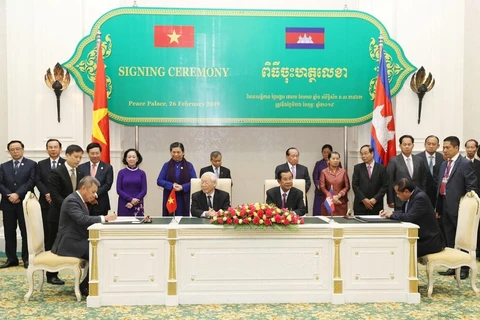 Vietnam Airlines, Cambodia’s Tourism Ministry ink cooperation deal