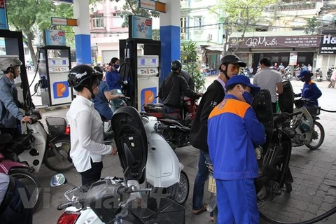 Petrol prices up nearly 1,000 VND per litre