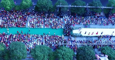 Over 3,000 people join mass performance in 6th Ao Dai festival 