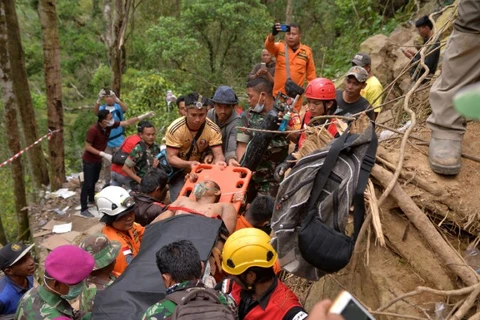 Indonesia estimates up to 100 still trapped in mine