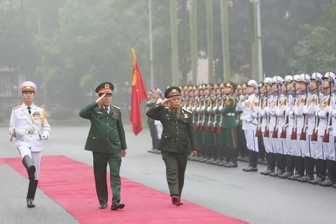Senior officers of Lao army pay official visit to Vietnam