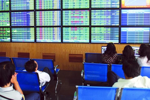 Vietnamese shares slip as global stocks decline
