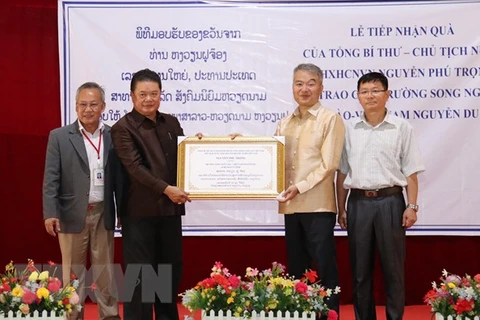 Party, State leader’s gifts presented to Laos-Vietnam school in Vientiane