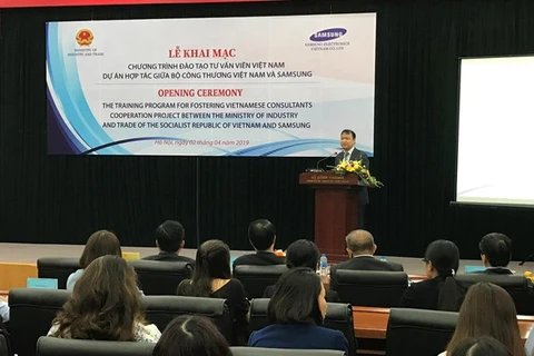 Samsung helps train Vietnamese consultants in support industry