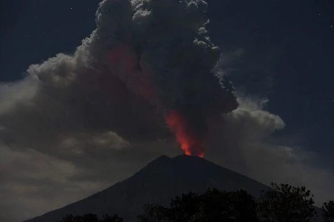 Indonesia: Mount Agung spews 2,000-m tall ash column