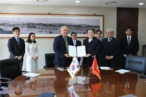 Korean university grants scholarships to Vietnamese students