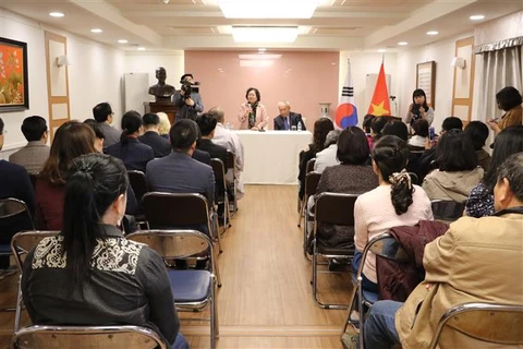 Scholarship fund delegation visits Vietnamese Embassy in RoK