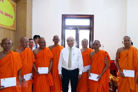 PM visits Khmer Theravada Buddhist Academy 