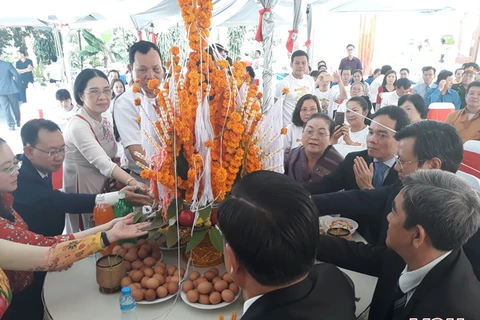 HCM City’s officials extend Bunpimay greetings to Lao officials