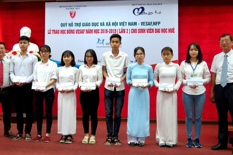 Thua Thien-Hue: 32 scholarships presented to disadvantaged students
