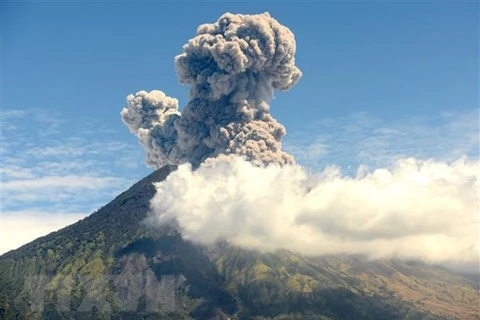 Volcano on Indonesia’s Bali resort island erupts again 