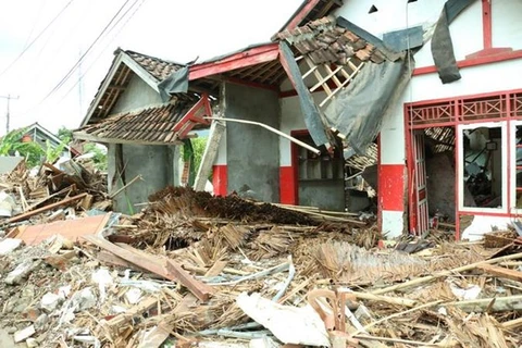 5.8-magnitude earthquake shakes Indonesia