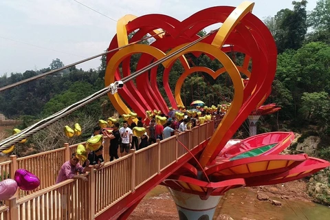 Vietnam’s first 5D-effect glass bridge opens in Son La