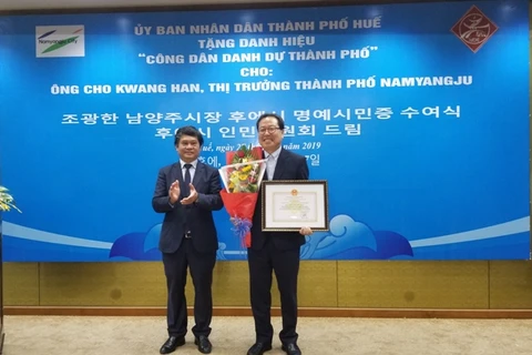 Hue city bestows honorary citizenship upon RoK national