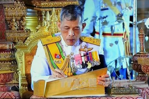 Thai King grants royal pardons for prisoners