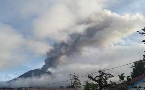 Indonesia issues flight warning due to volcanic eruptions