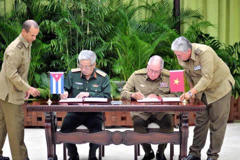 Deputy Defence Minister Nguyen Chi Vinh visits Cuba